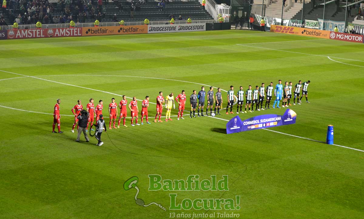 ingreso al campo de juego de Banfield y Union la calera