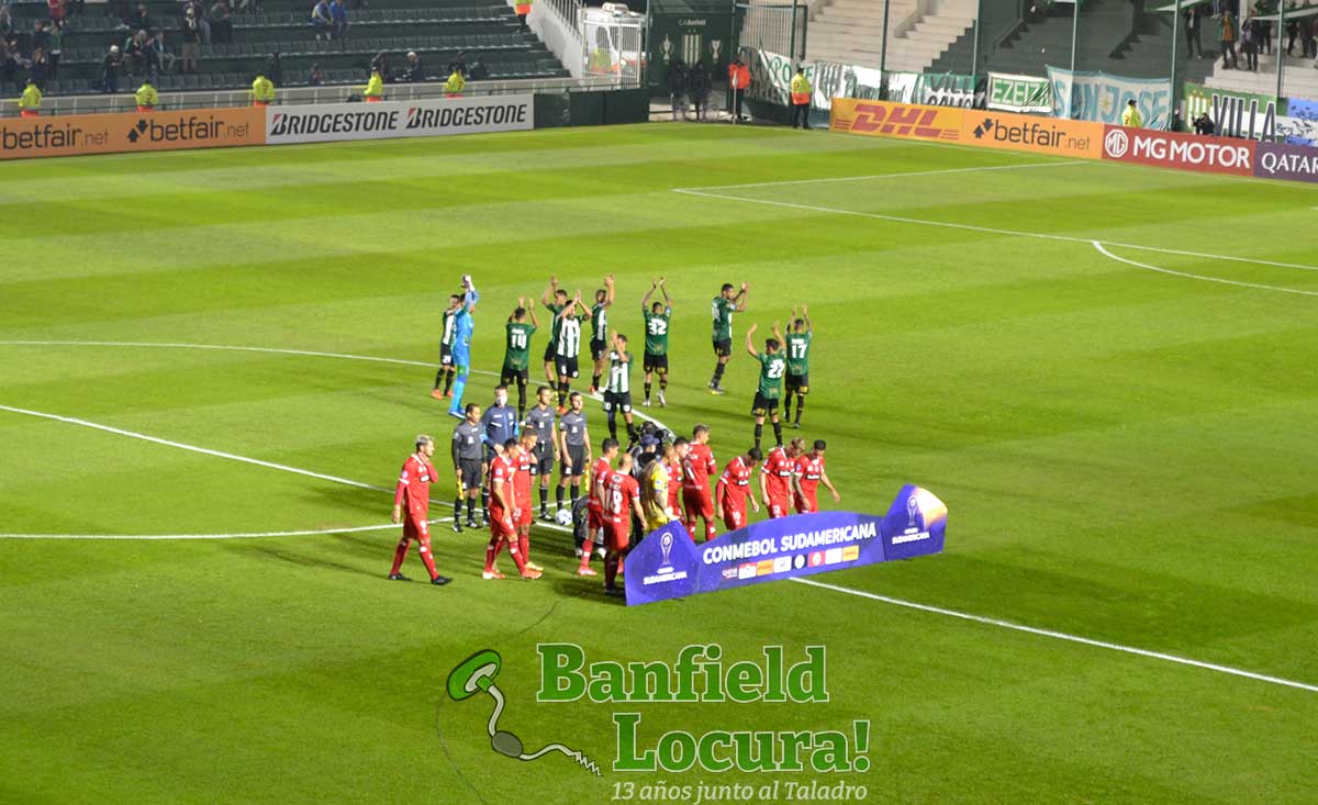 ingreso al campo de juego de Banfield y Union la calera