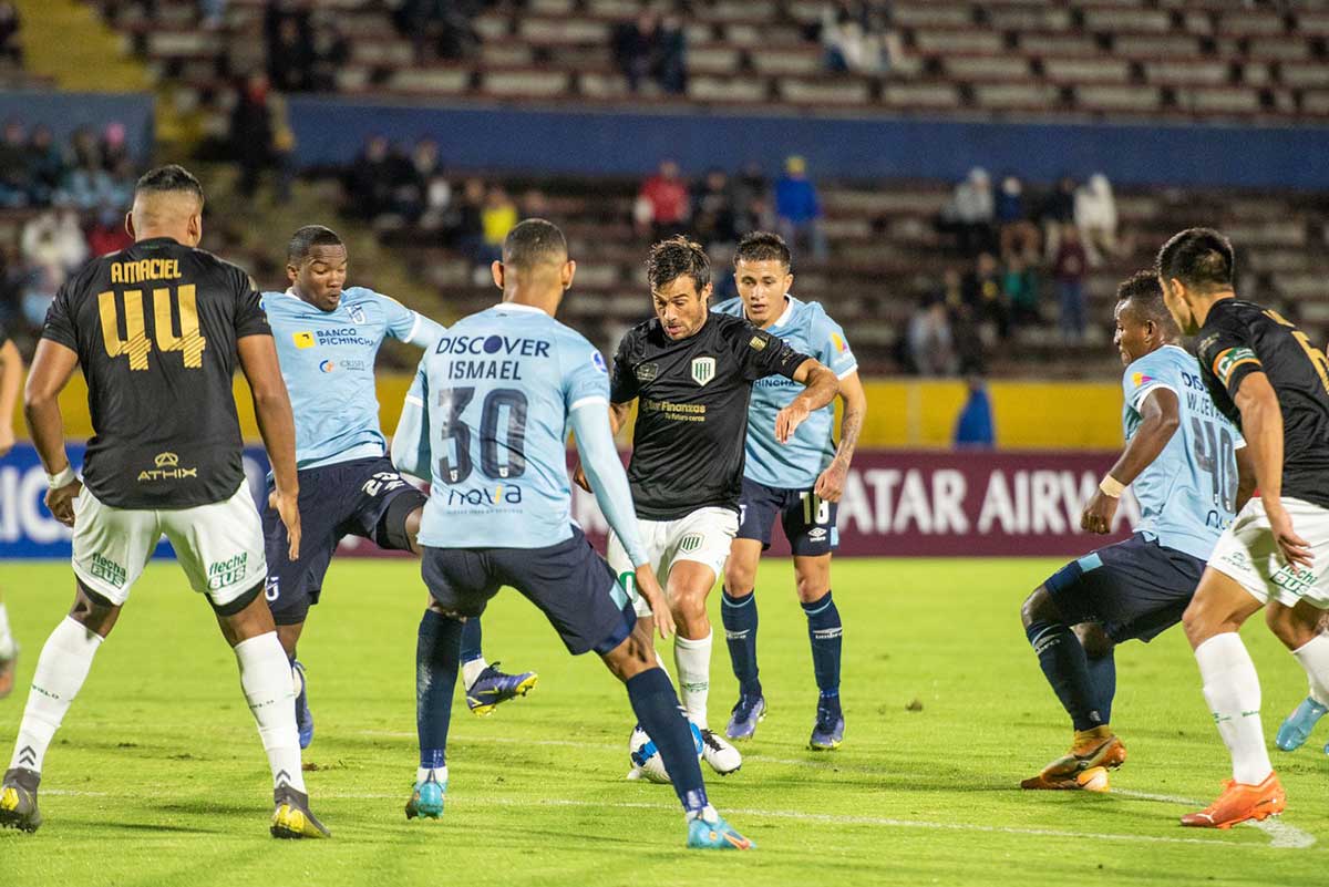 la imagen muestra a dario cvitanich rodeado de jugadores de universidad en la derrota de banfield en ecuador