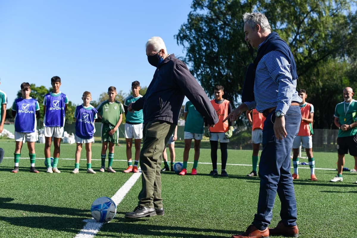 Banfield inauguró la cancha de césped sintético