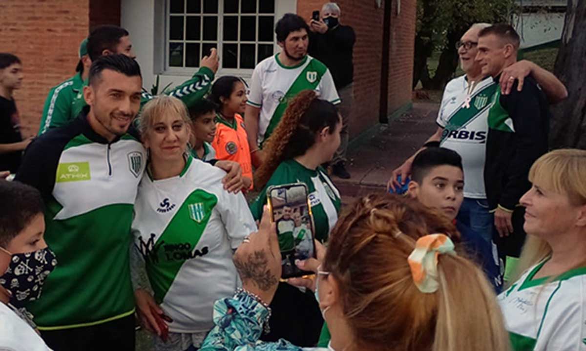 encuentro de peñas banfileñas en el campo de deportes