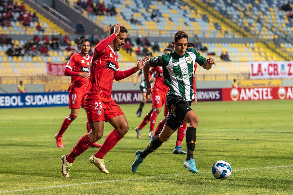 union la calera derrotó a banfield por copa sudamerican imagen de juan cruz ante varios adversarios