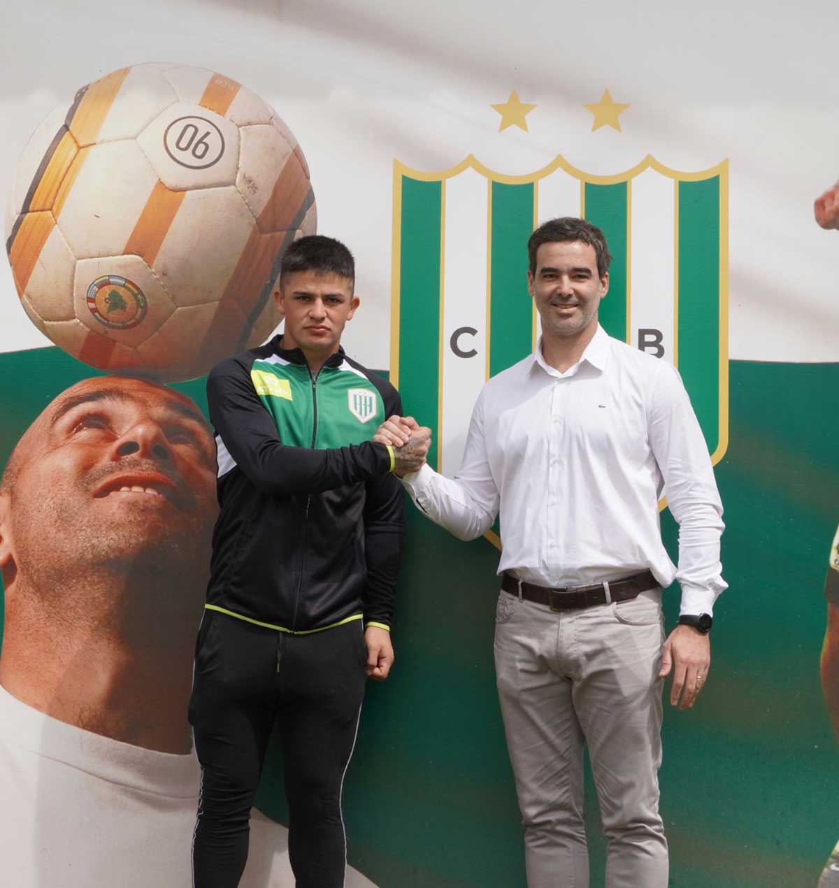 Aaron Quiróz firma primer contrato