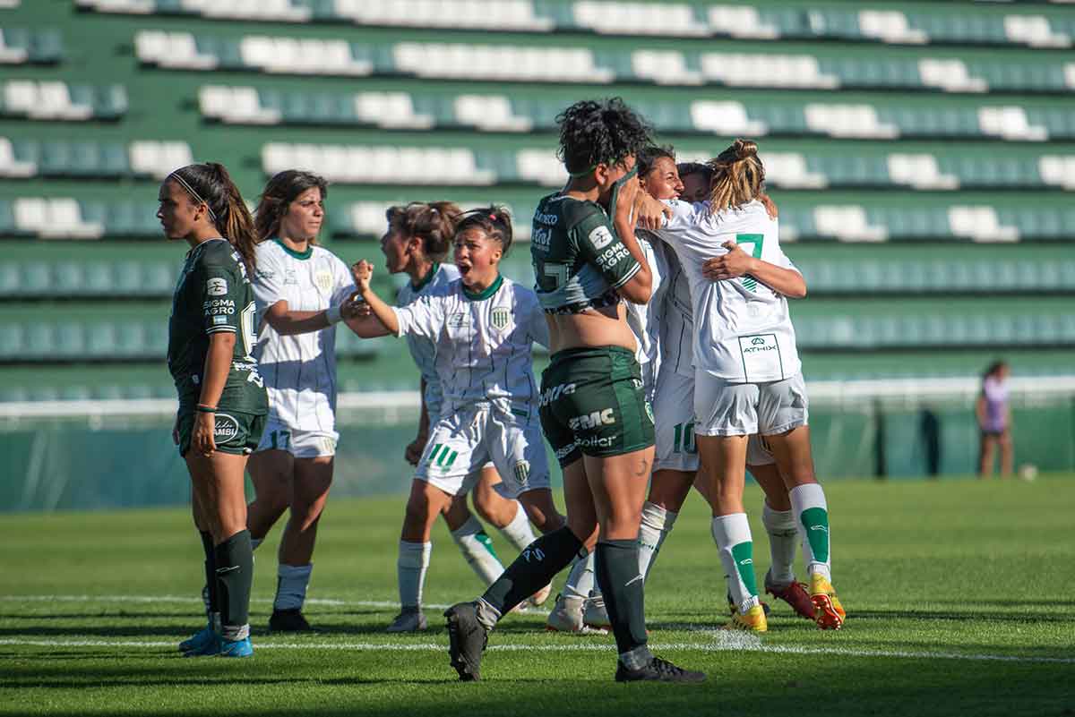 las chicas de banfield festejan ante sarmiento el pase a la final del reducido por el ascenso a primera