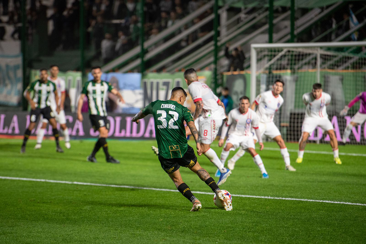 emanuel coronel remata al gol en banfield argentinos