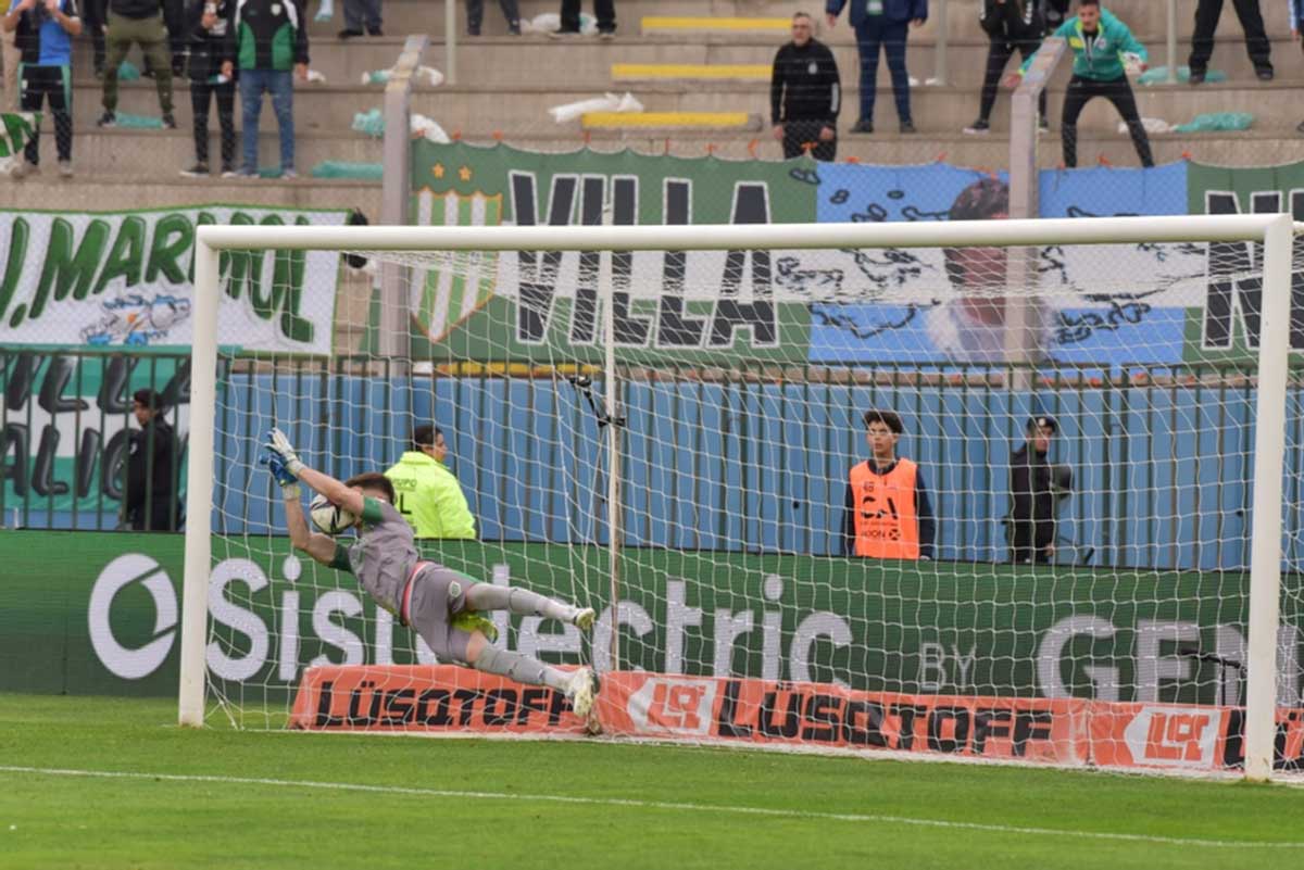 facundo cambeses atajando un penal a godoy cruz