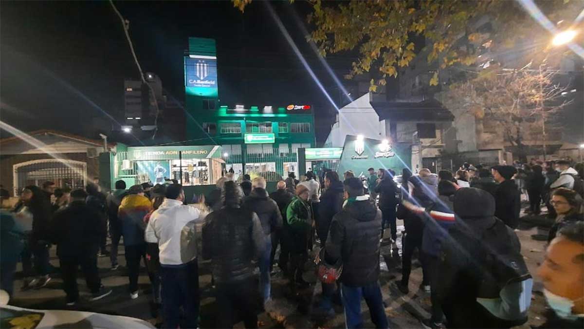 Socios autoconvocados de banfield se manifestaron en la sede