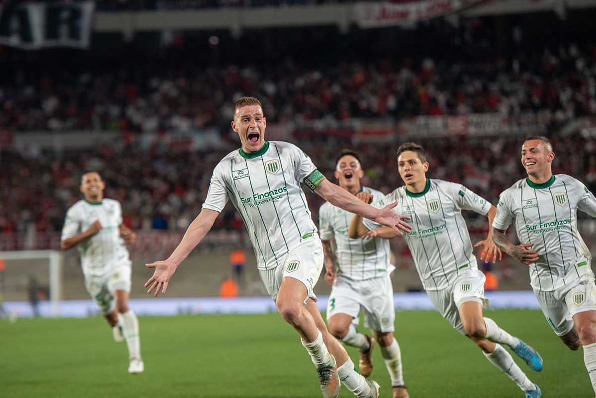 el colo cabrera festeja su gol ante river