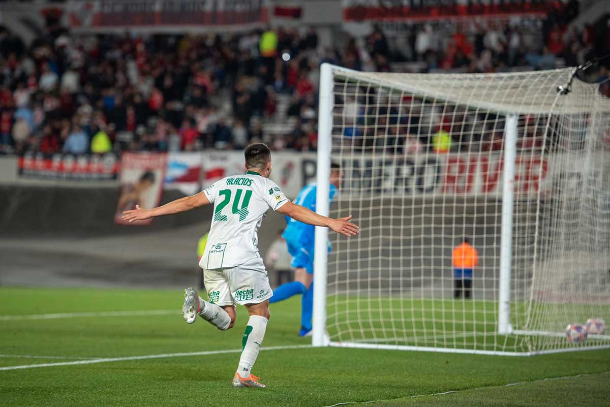 julian palacios festeja el 2 a 1 de banfield ante river