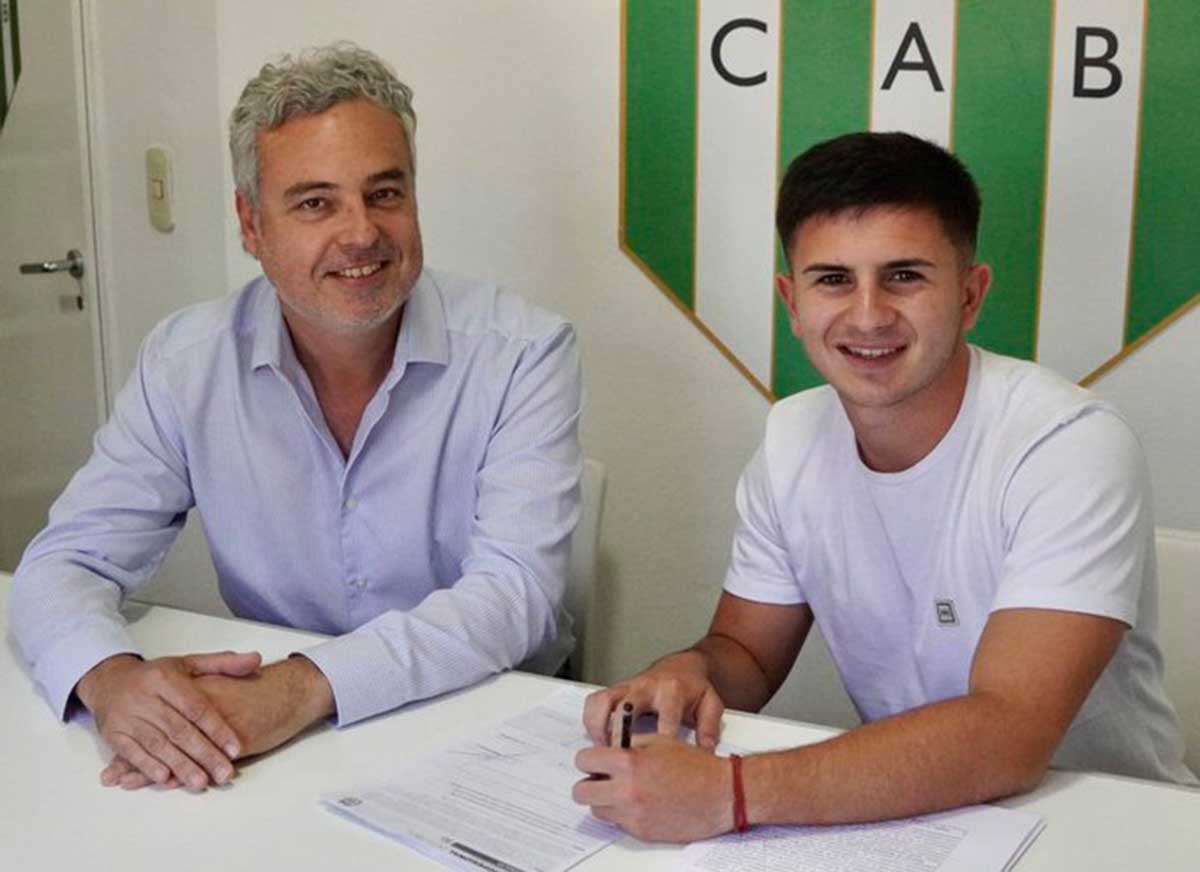 mateo fiordeliso posa junto a spinosa luego de firmar s u primer contrato