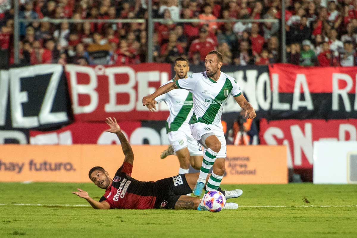 braian aleman disputa la pelota ante newells