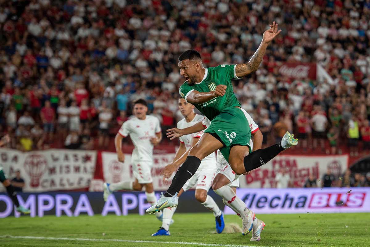 andres chavez convierte su gol ante huracan por la fecha 2 del torneo 2023