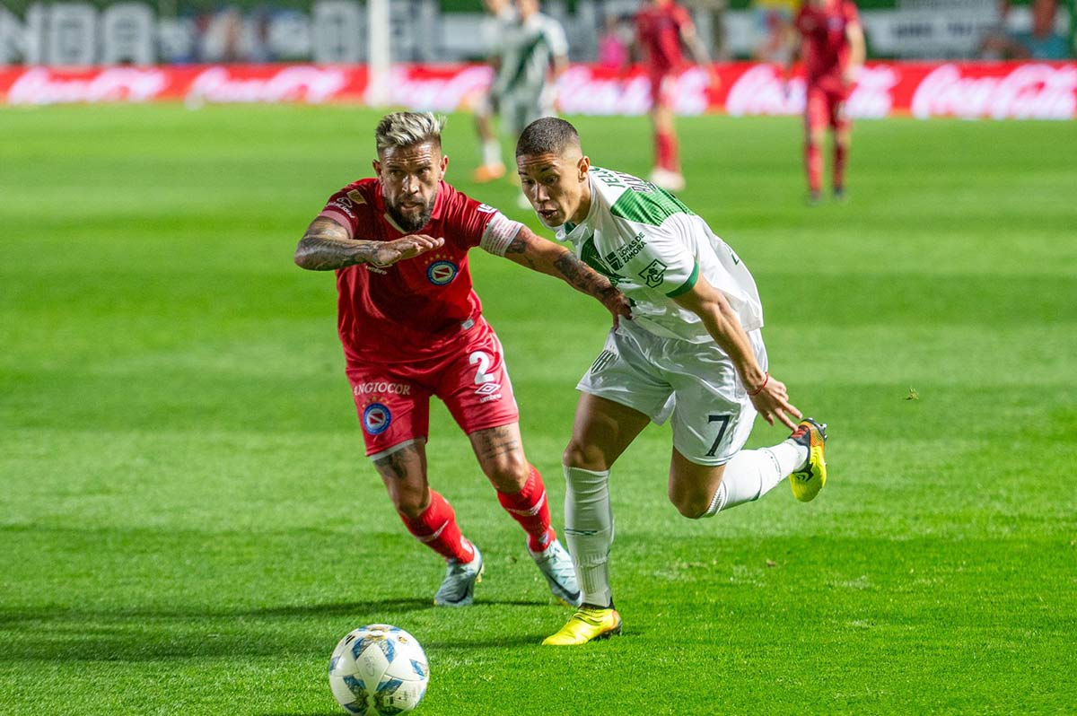 banfield disputa la pelota ante argentinos