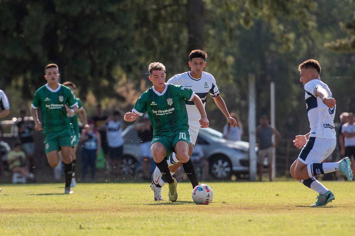 banfield gimnasia torneo de reserva 2023 lautoro gomez traslada la pelota