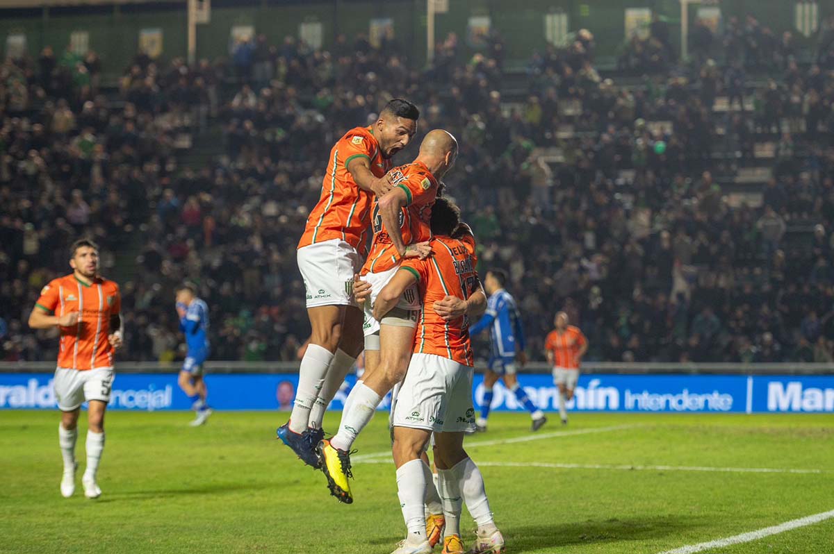 banfield festeja su primer gol ante godoy cruz