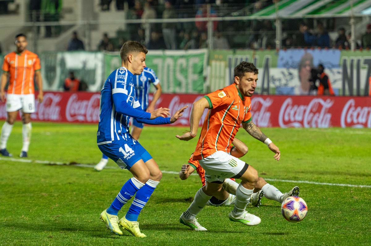 eric remedi disputa la pelota el volante fue una de las figuras