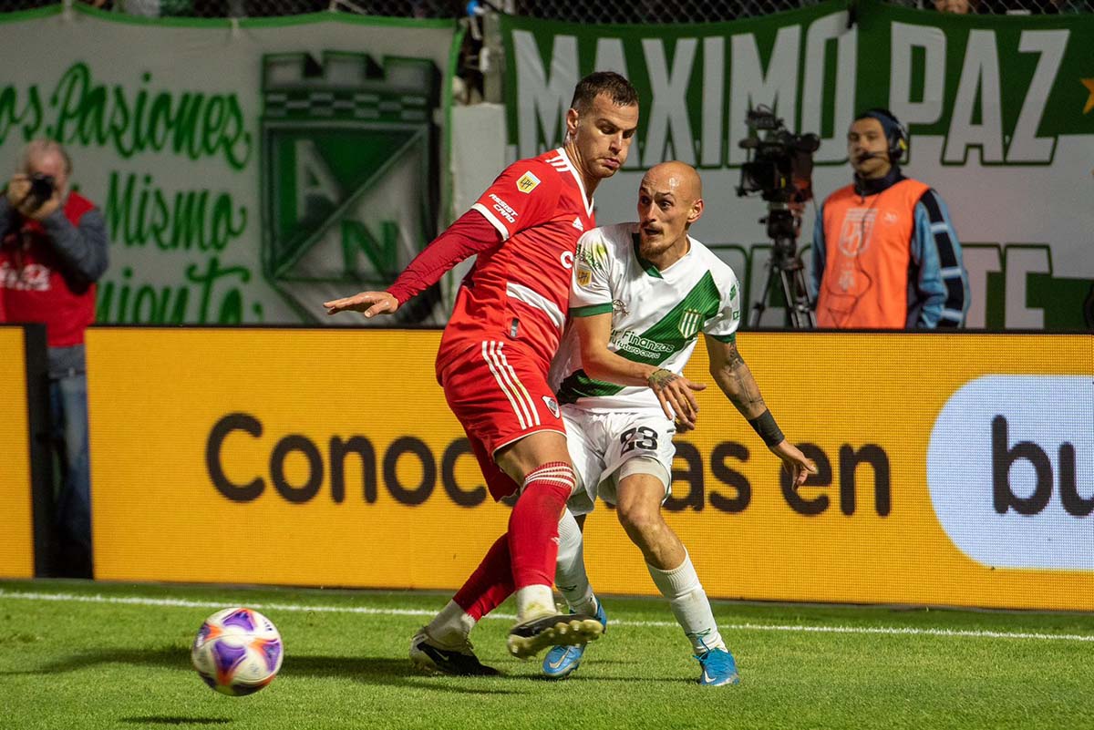 sebastian sosa sanchez disputa la pelota frente a river