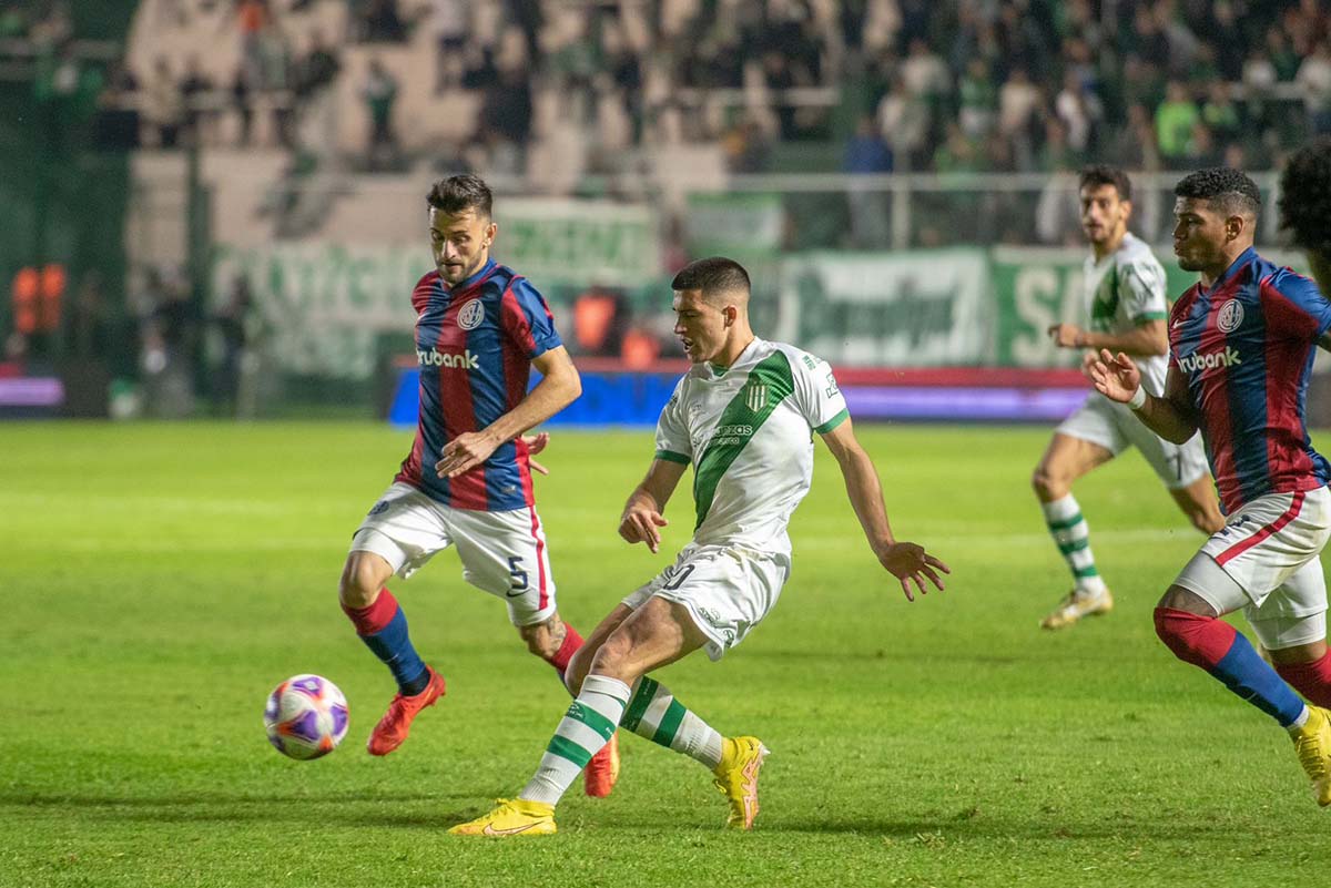 juan ignacio rodriguez disputa la pelota ante san lorenzo por la fecha 16