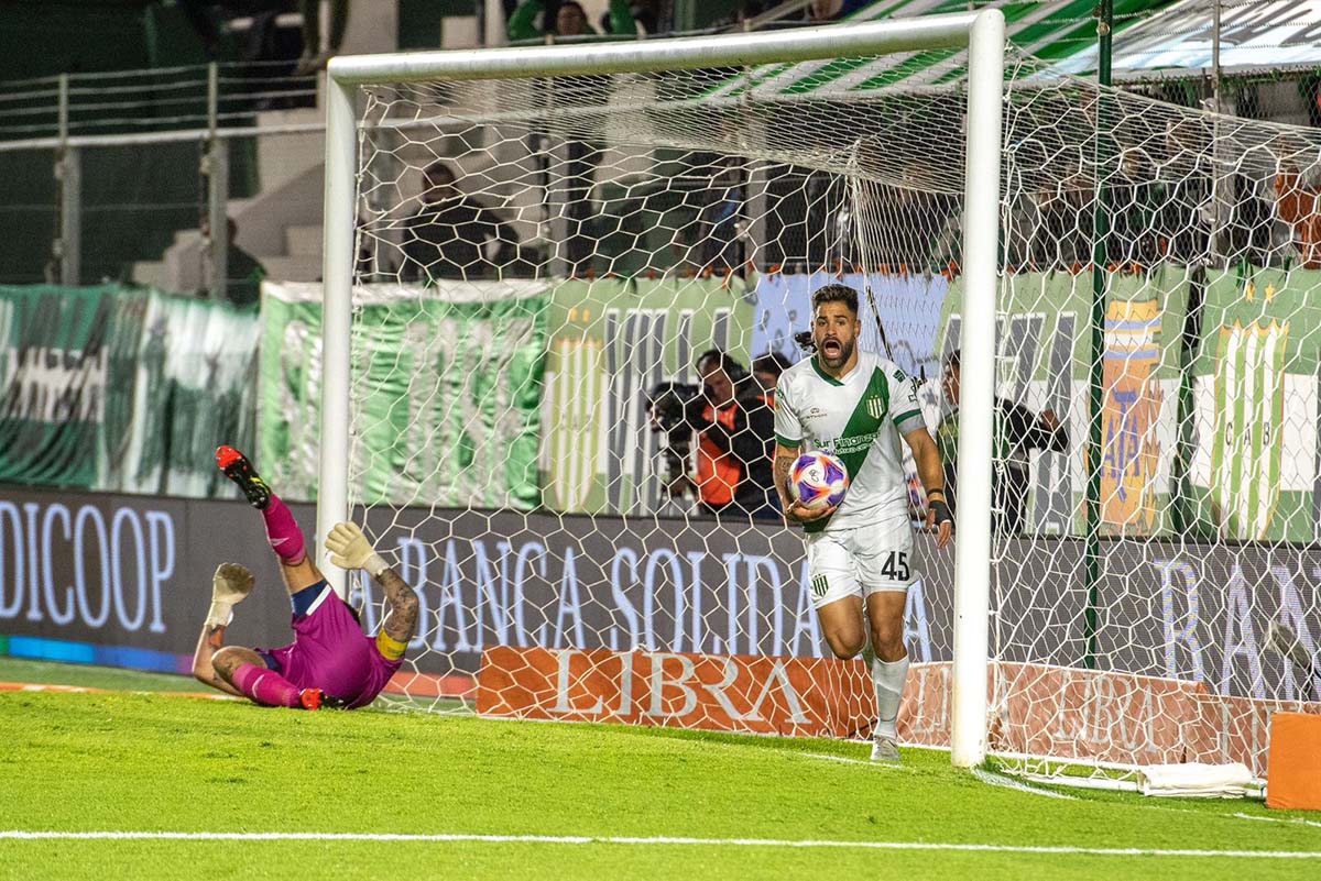 milton gimenez festeja el primer gol ante central