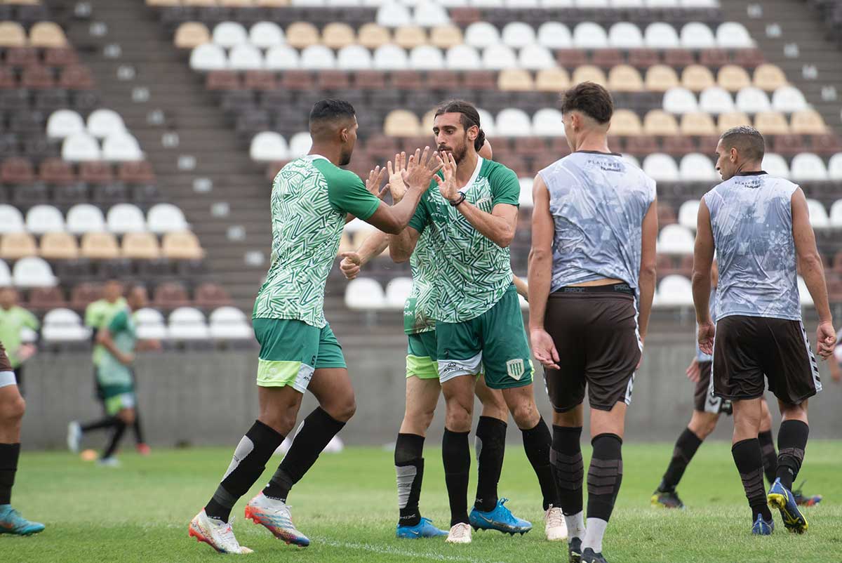 seba sosa festeja uno de sus goles junto a Andrés Chávez