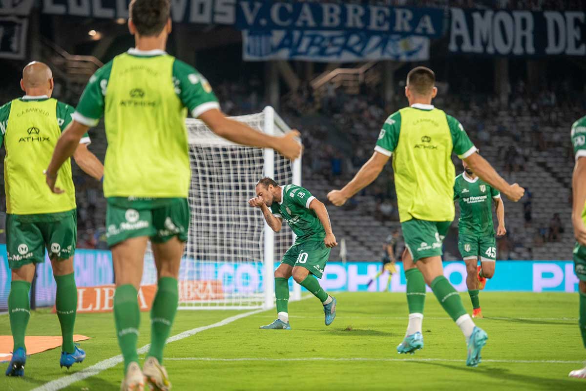 braian aleman festeja su primer gol en banfield