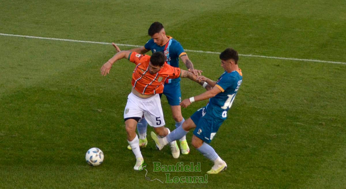 eric remedi de banfield disputa la pelota ante arsenal 