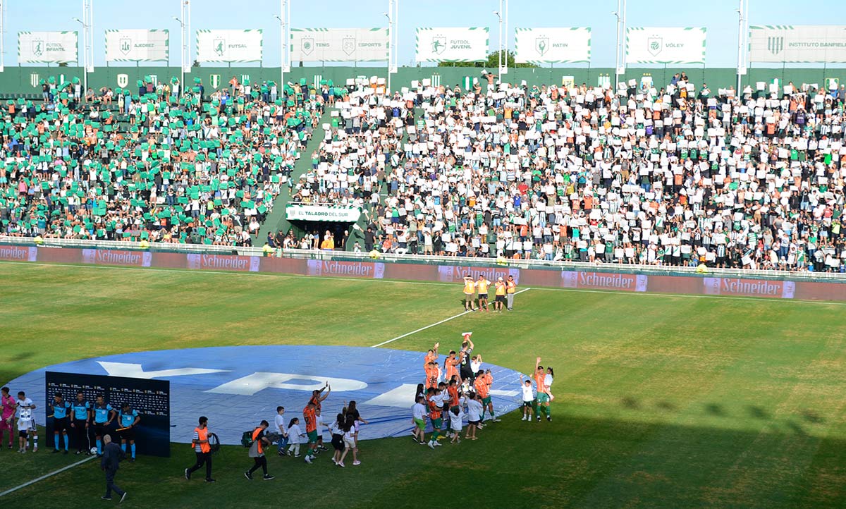 banfield salta al campo de juego y recibe un gran recimientos