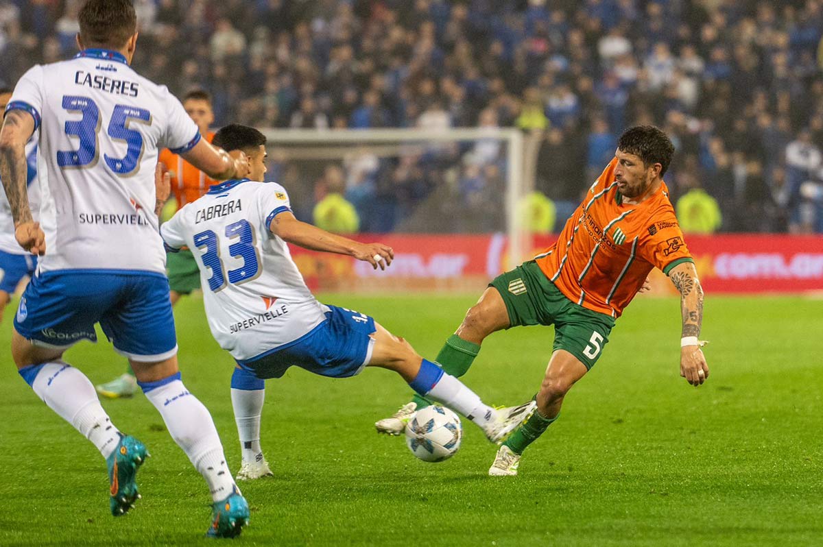 eric remedi disputa la pelota ante varios jugadores de velez