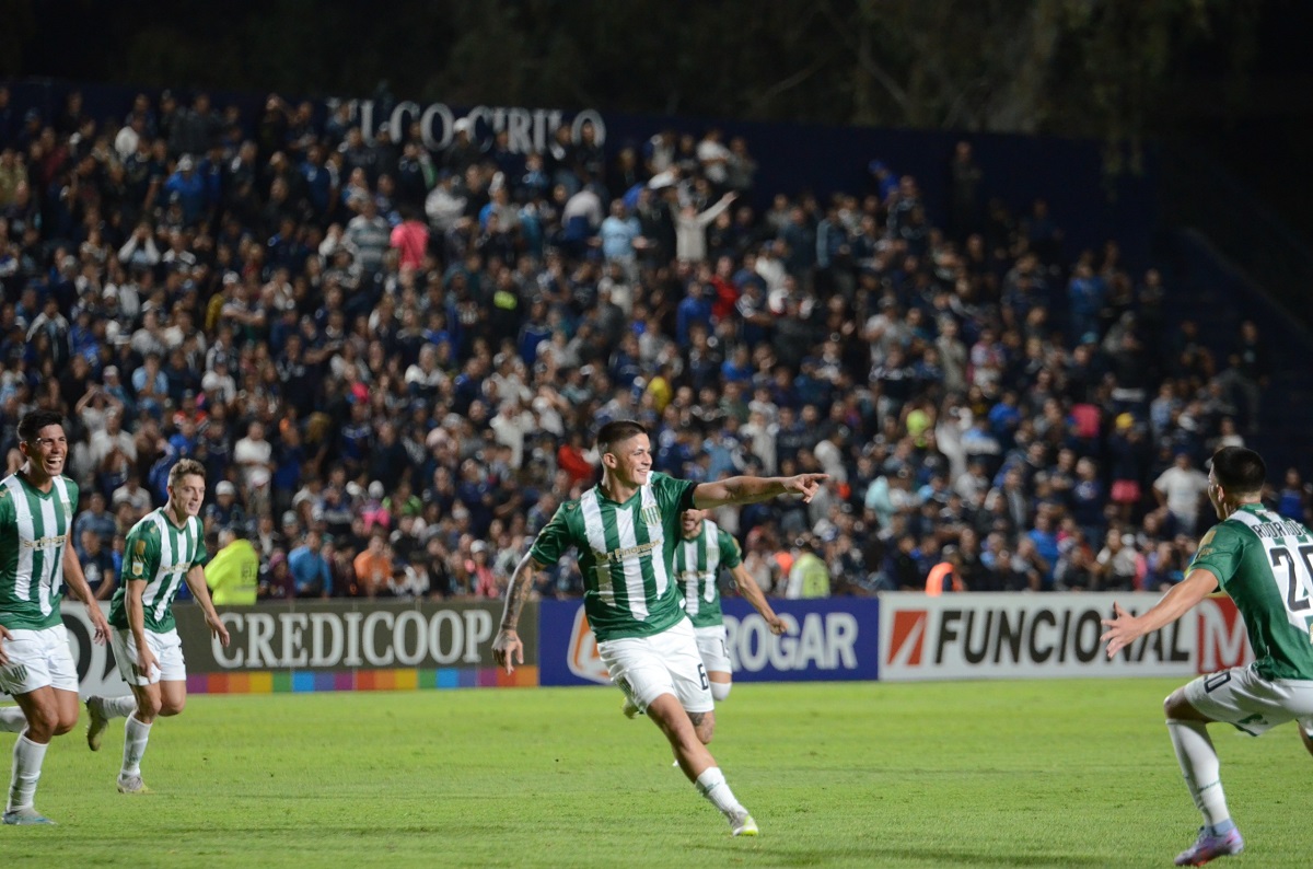 aaron quiros festeja su golazo de tiro libre en mendoza