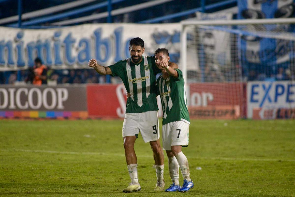 milton gimenez y gero rivera festejan el triunfo de banfield en tucuman