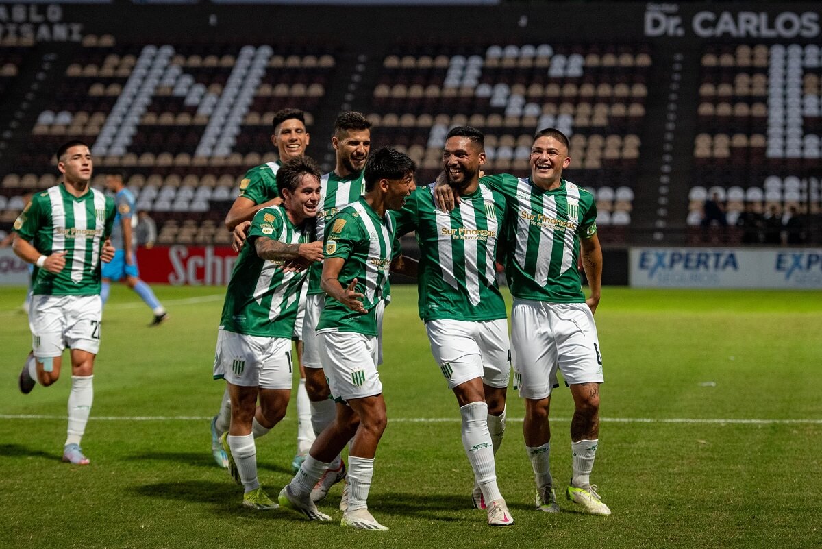 alejandro maciel festeja su primer tanto con la camiseta de banfield