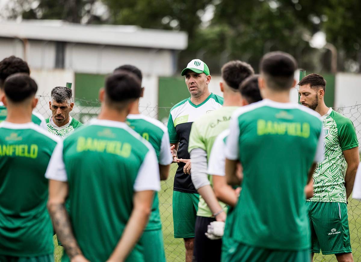 daniel bilos en su primer charla como entrenador de reserva 