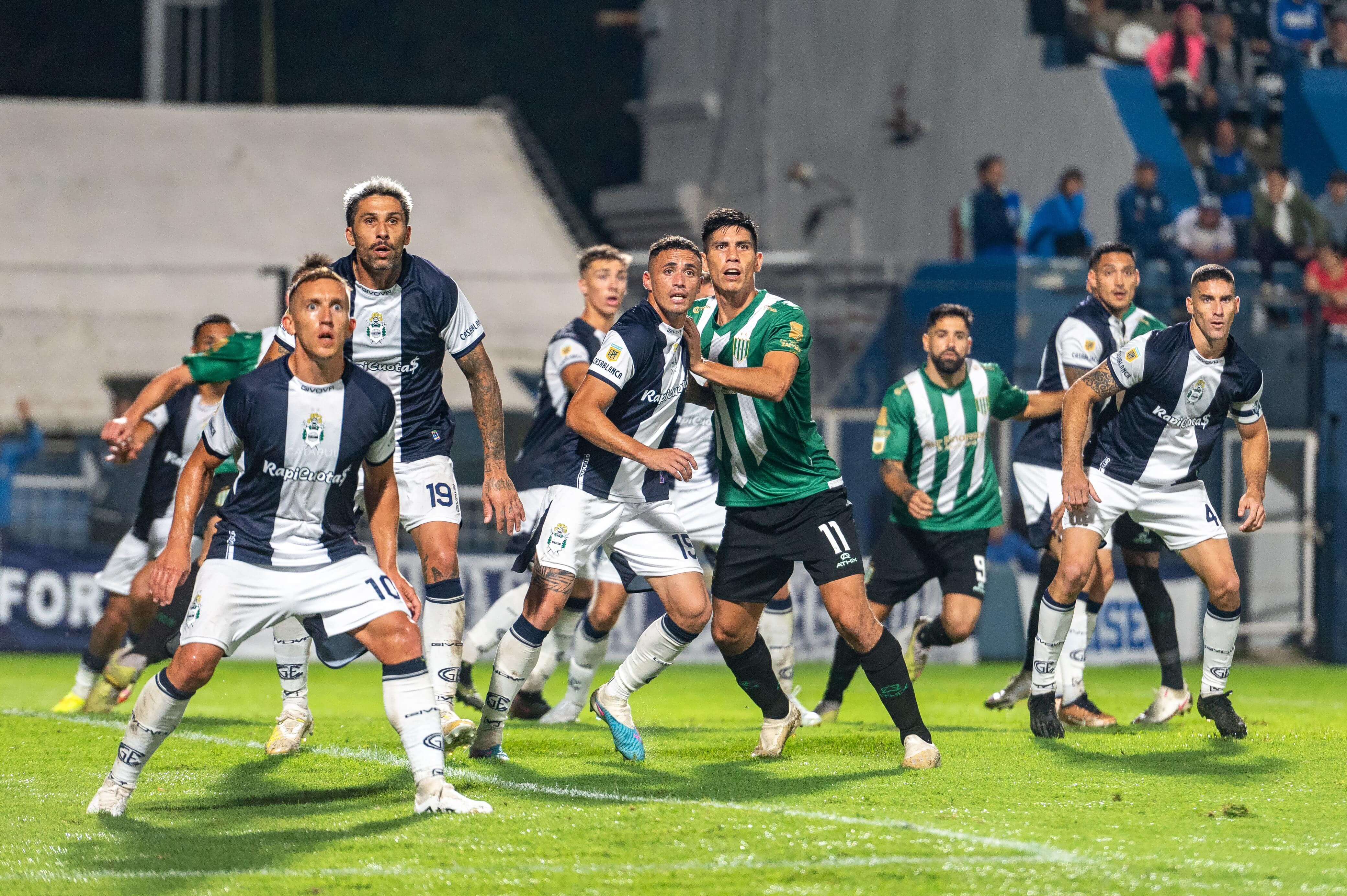 banfield visito a gimnasia y cerro la copa de la liga con trunfo