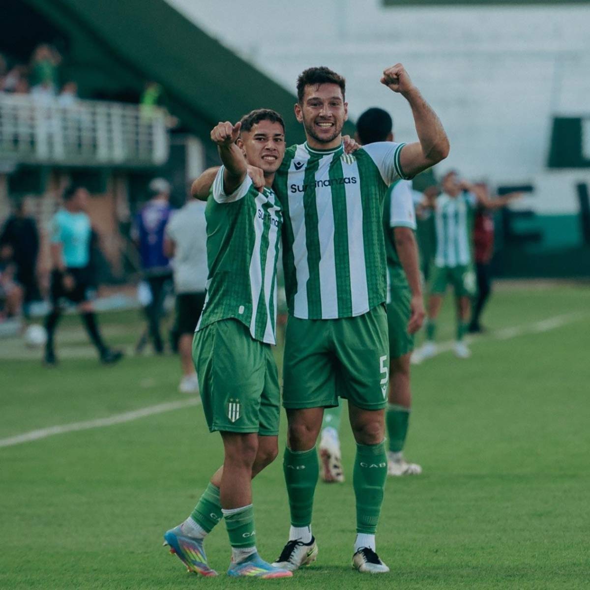 martin rio festeja junto a gero rivera el segundo gol de banfield antle central cordoba de santiago del estero en el cierre de la liga profesional