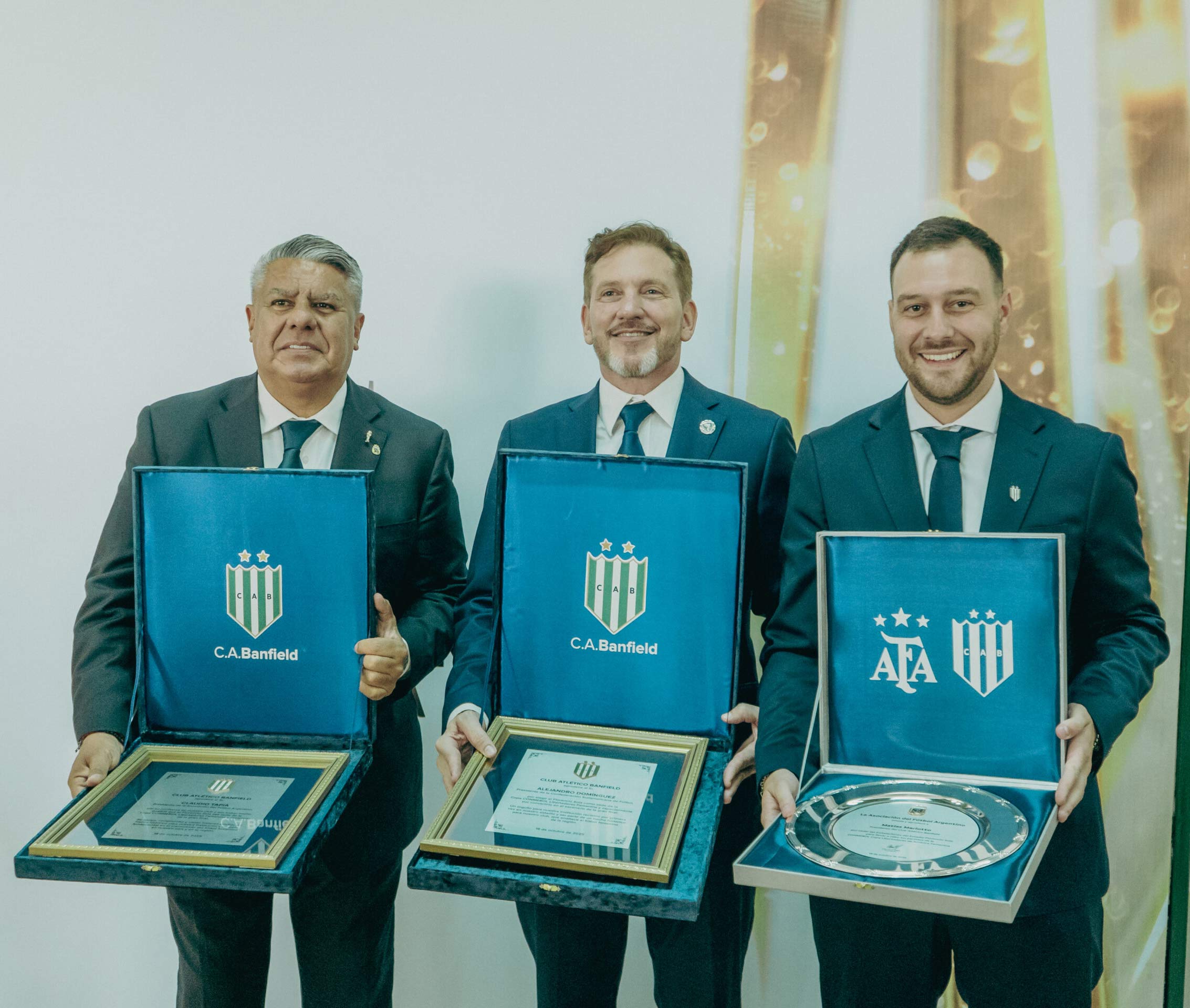 chiqui tapia y alejandro dominguez en el estadio florencio sola de banfield