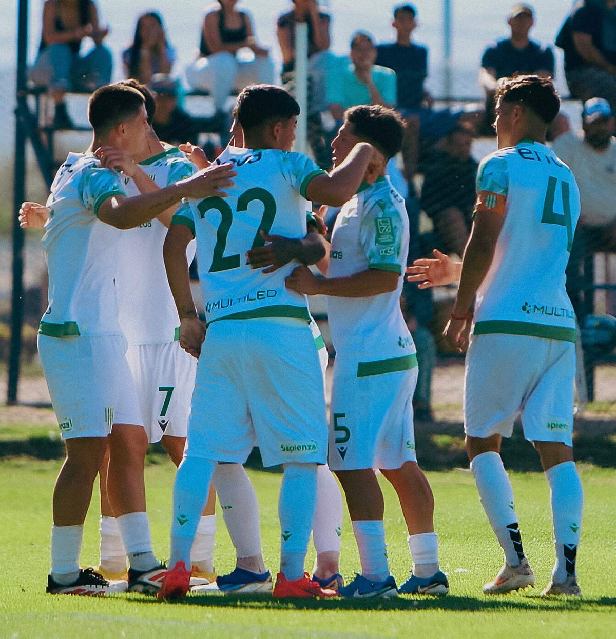 los pibes de banfield festejan la goleada ante independiente rivadavia