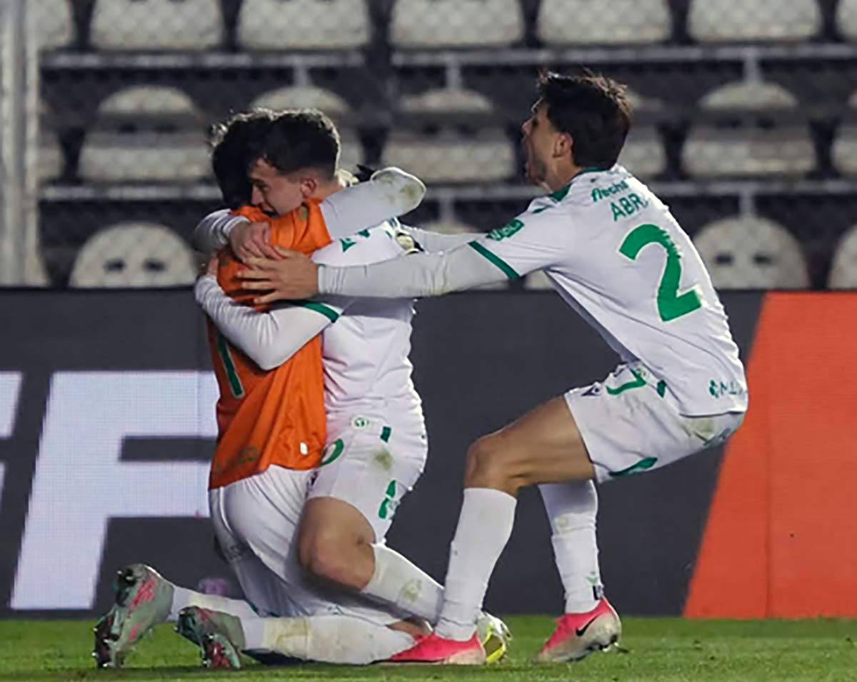 sanguinetti festeja el pase en la copa argentina 