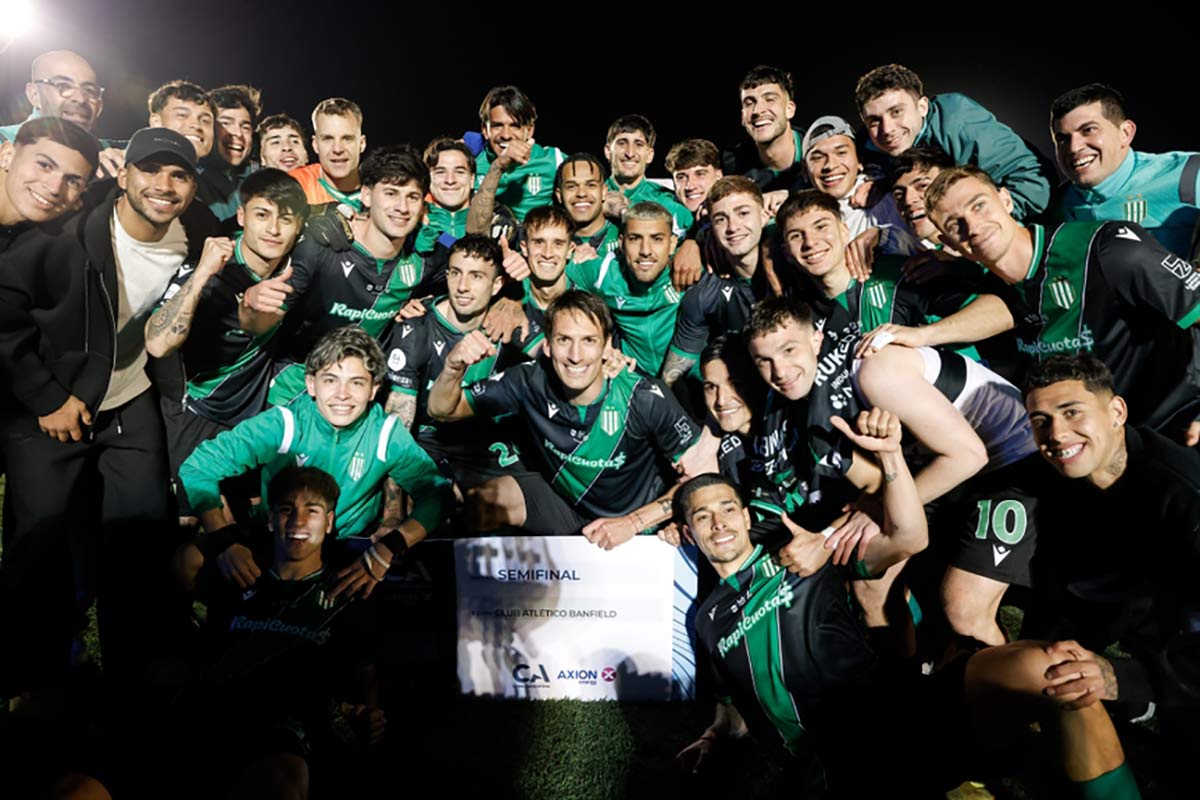banfield festeja el pase a las semis con el cheque de la copa argentina