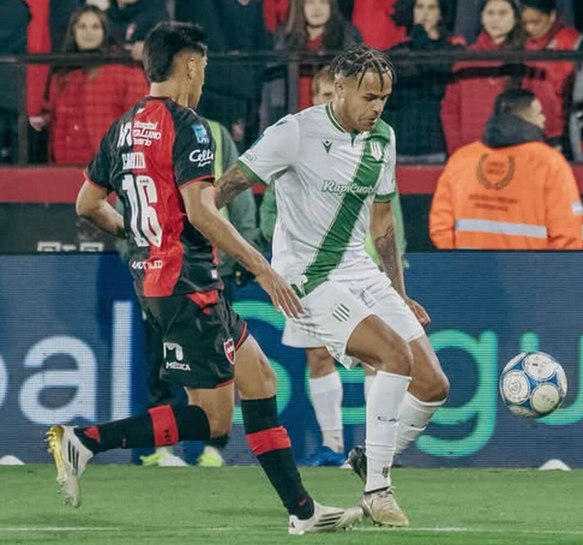 alexander machado maneja la pelota ante un defensor de newells en rosario