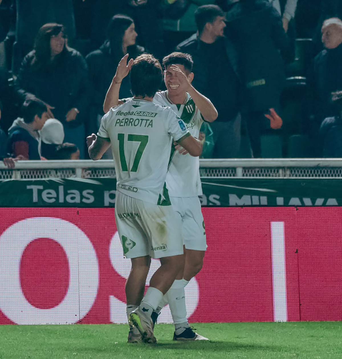 perrotta-y-sepulveda-festejan-ante-sarmiento