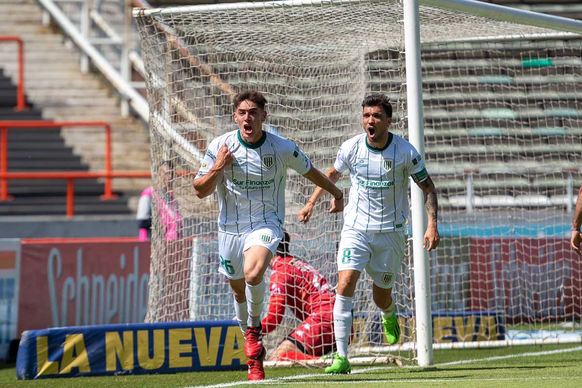 festejo de gol de gregorio tanto acompañado por nico bertolo