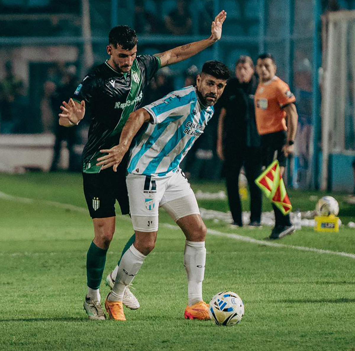 banfield y atletico tucuman disputan la pelota