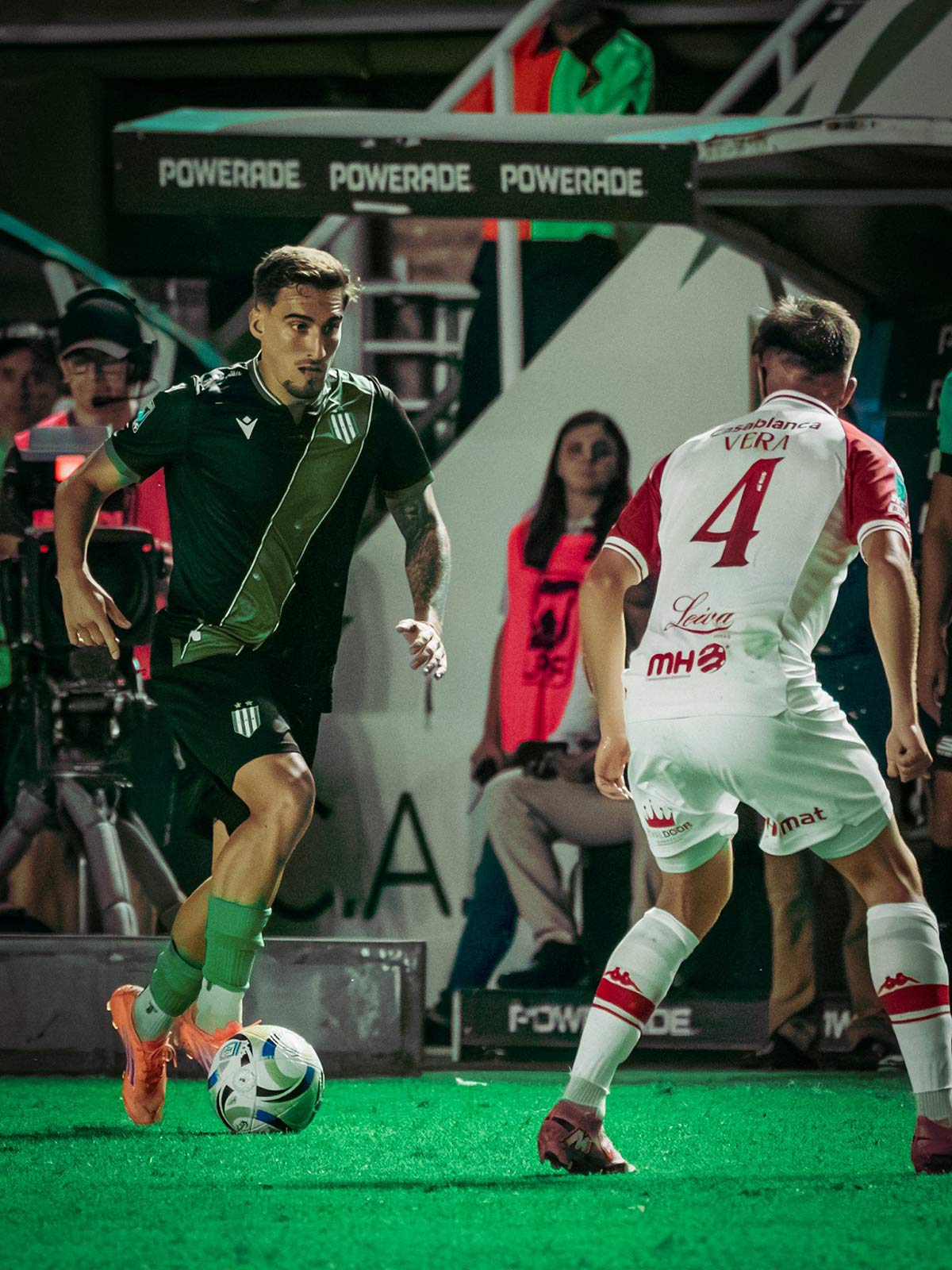 mauro mendez domina la pelota ente un defernsor de huracan 