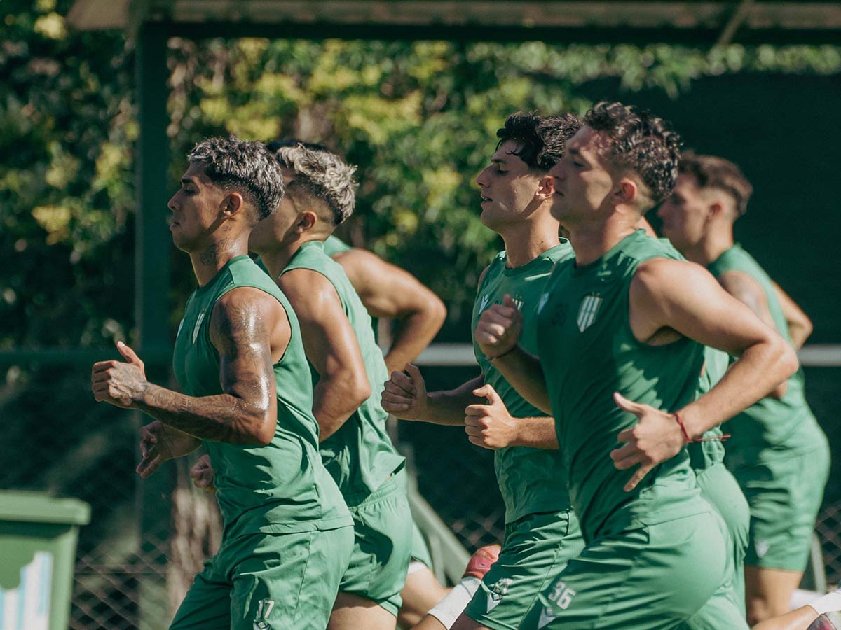 jugadores de banfield trotando al dar inicio a la pretemporada 2026